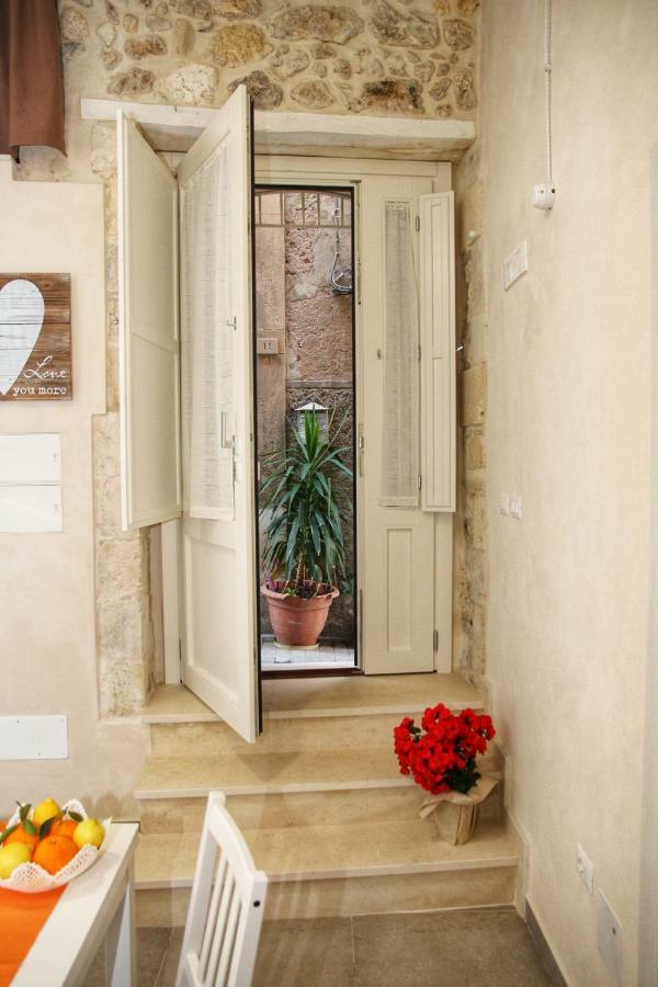Essentia Rooms- Ortigia Holidays Syracuse Bagian luar foto
